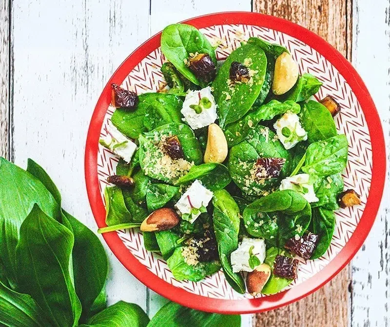 Salad with baby spinach, cheese from goat’s milk and dates